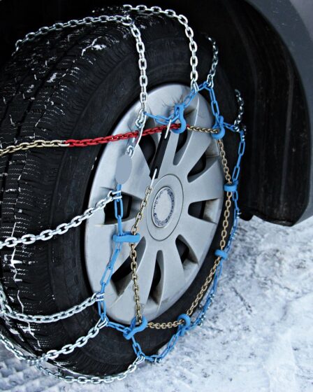 Laden met sneeuwkettingen